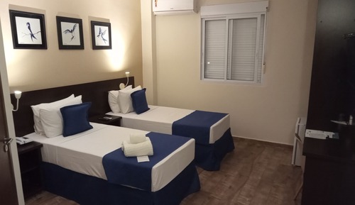 Habitación superior con 2 camas individuales, vistas a la ciudad