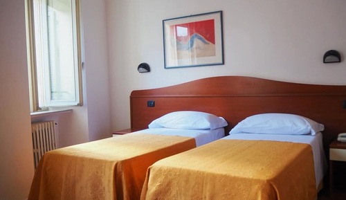 Habitación básica con 1 cama doble o 2 individuales, vistas al patio