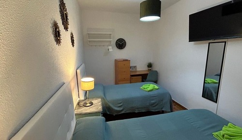 Habitación con 2 camas individuales, baño compartido