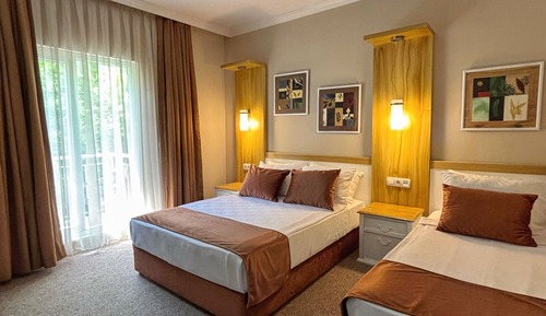 Habitación triple superior, vistas al jardín
