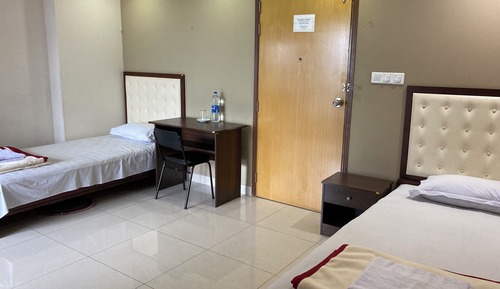 Habitación estándar con 1 cama doble o 2 individuales, balcón, vistas a la ciudad