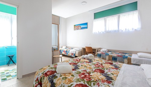 Habitación cuádruple, vistas al patio
