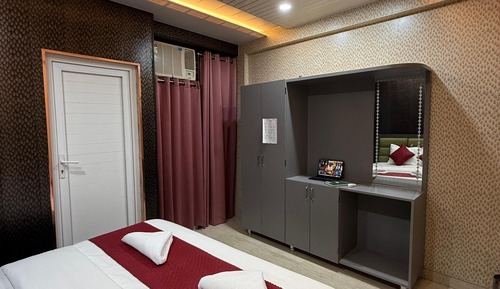 Habitación de lujo con 1 cama doble o 2 individuales, balcón, vistas a la ciudad