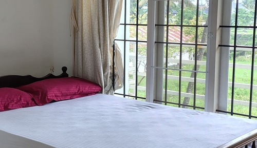 Habitación básica, balcón, vistas parciales al lago