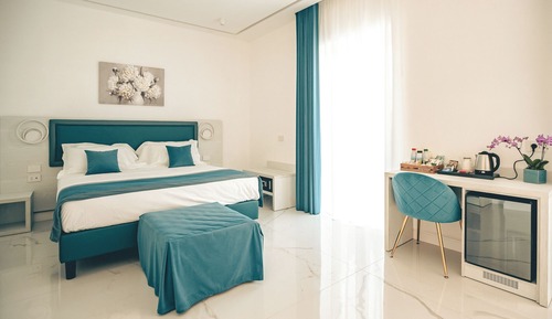 Habitación superior con 1 cama doble o 2 individuales, balcón