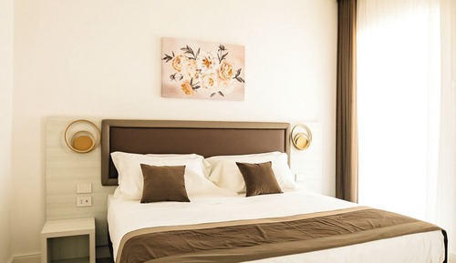 Habitación superior con 1 cama doble o 2 individuales, vistas al jardín