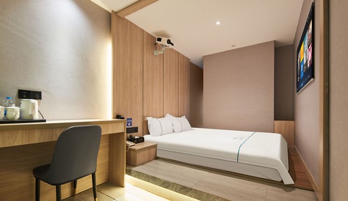 Habitación de estilo japonés con una cama doble