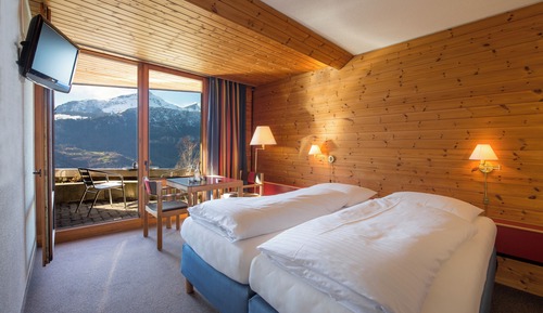 Habitación estándar con 1 cama doble o 2 individuales, balcón, vistas a la montaña