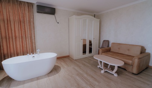 Habitación Deluxe doble, 1 cama de matrimonio grande con sofá cama, balcón, vistas a la piscina