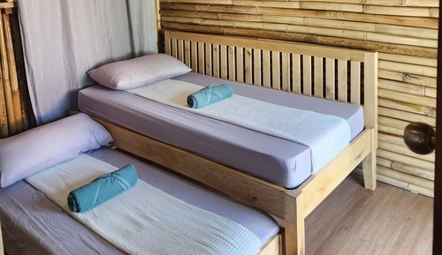 Habitación económica con 2 camas individuales, balcón, vistas a la playa