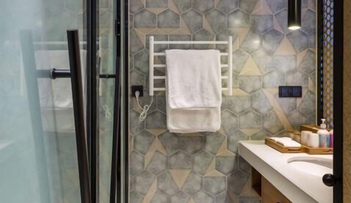 Habitación básica con 2 camas individuales, vistas al jardín