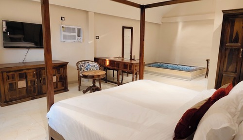 Presidential Room, 1 King Bed, Pool View