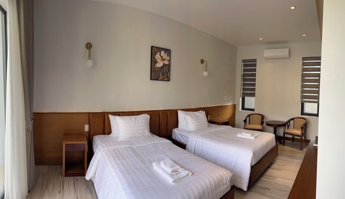 Habitación superior con 2 camas individuales, balcón, vistas al jardín
