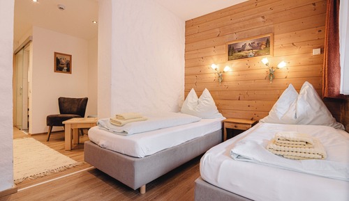 Habitación con 1 cama doble o 2 individuales, balcón, vistas al patio
