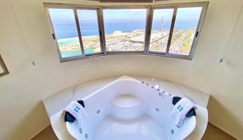 Suite de lujo, piscina privada, vistas al mar