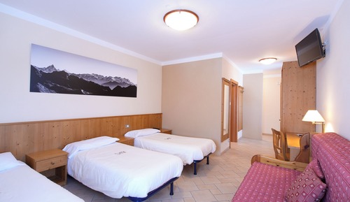 Habitación familiar, varias camas, vistas a la montaña