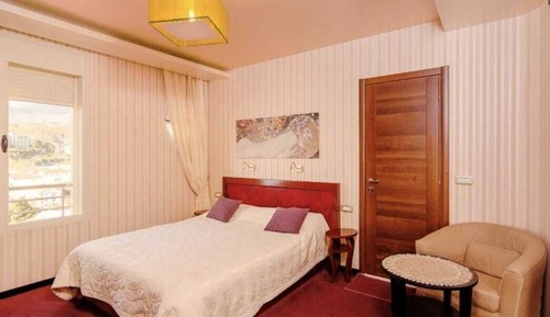 Apartamento clásico, balcón, vistas parciales al mar