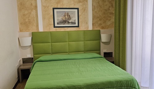 Habitación clásica con 1 cama doble o 2 individuales, vistas a la ciudad
