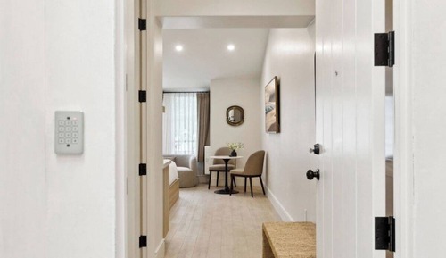Estudio ejecutivo, 1 cama de matrimonio grande, cocina básica