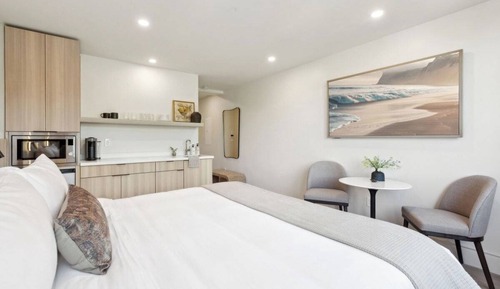 Estudio ejecutivo, 1 cama de matrimonio grande, cocina básica, vistas a la montaña