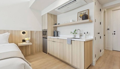 Estudio ejecutivo, 1 cama de matrimonio grande, cocina básica, vistas a la montaña