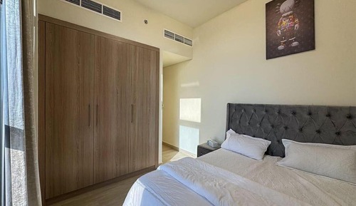 Apartamento familiar, 3 habitaciones, balcón, vistas a la piscina