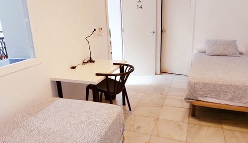 Habitación con 2 camas individuales, baño privado