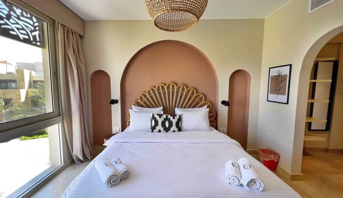 Spectacular & Soaring 2 BDR  w/ Private Rooftop Jacuzzi & Beach Access (M1-5B-22)