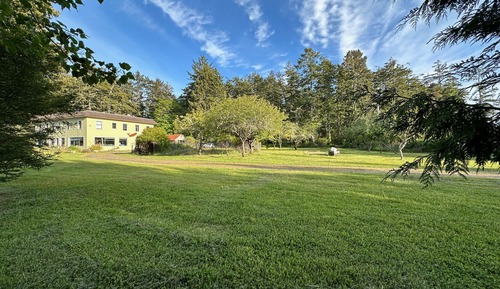 Habitación triple, baño compartido, vistas al jardín (Rooms 5&6)