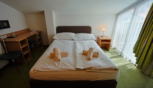 Habitación Confort con 1 cama doble o 2 individuales, balcón