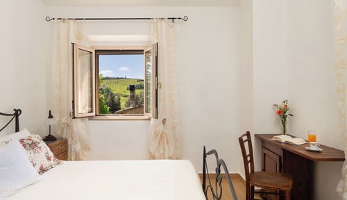 Villa, patio, vistas a la colina