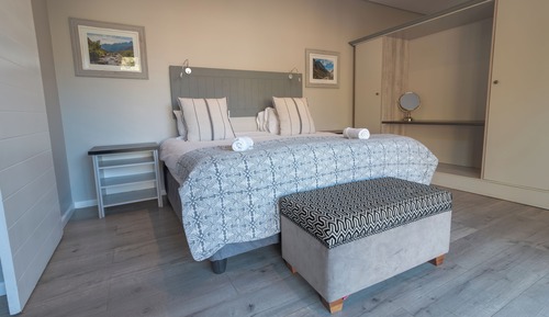 Habitación familiar doble, 1 cama doble con sofá cama, baño privado, vistas al jardín