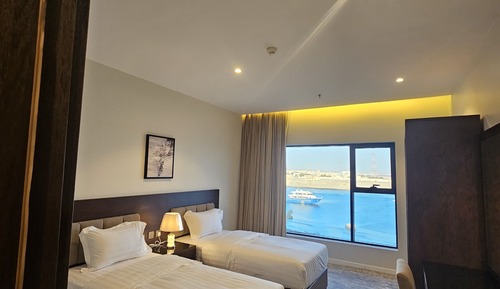 Habitación con 2 camas individuales, vistas a la ciudad