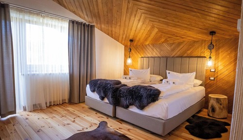 Habitación estándar con 1 cama doble o 2 individuales, balcón, vistas a la montaña
