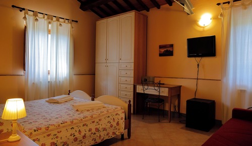 Habitación superior con 1 cama doble o 2 individuales, vistas a la colina