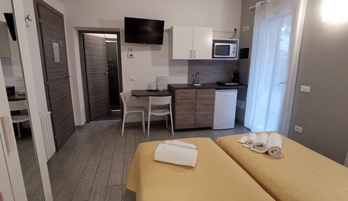 Habitación básica con 2 camas individuales
