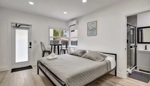 Estudio económico, 1 cama de matrimonio grande, no fumadores, patio