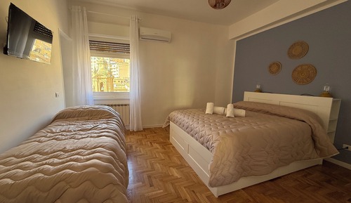 Habitación triple, balcón, vistas parciales al mar