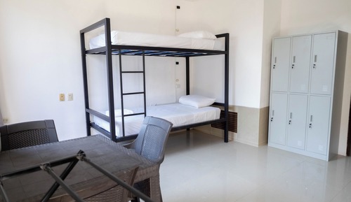 Habitación Confort, dormitorio mixto, patio, vistas al jardín
