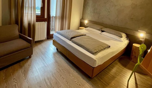 Habitación con 1 cama doble o 2 individuales, balcón, vistas a la montaña