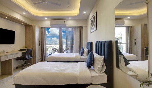 Habitación con 2 camas individuales, balcón, vistas a la ciudad