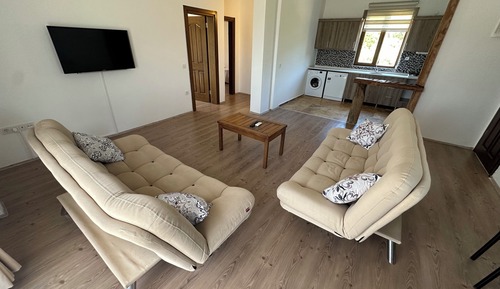 Apartamento familiar, balcón, vistas parciales al mar