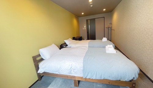 Habitación básica con 2 camas individuales