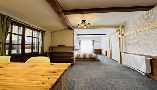 Habitación básica con 2 camas individuales
