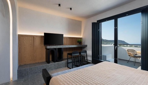 Deluxe Suite with Hot Tub and Sea View