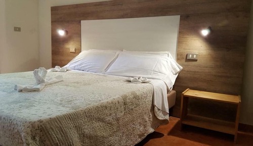 Habitación clásica con 1 cama doble o 2 individuales, vistas a la colina