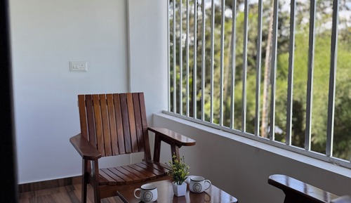 Apartamento de lujo, balcón, vistas a la colina