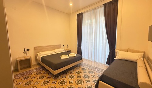 Habitación cuádruple Confort, 1 habitación, balcón, vistas a la ciudad