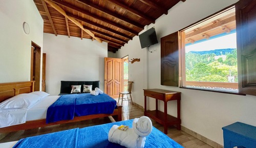 Habitación familiar con 1 cama doble o 2 individuales, patio, vistas a la montaña