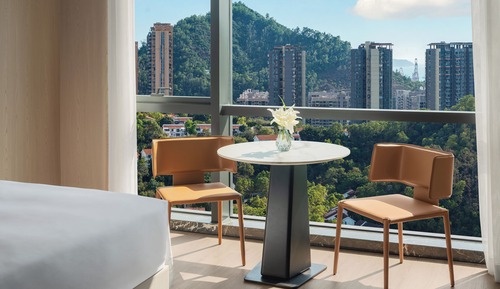Habitación básica con 2 camas individuales, vistas a la colina